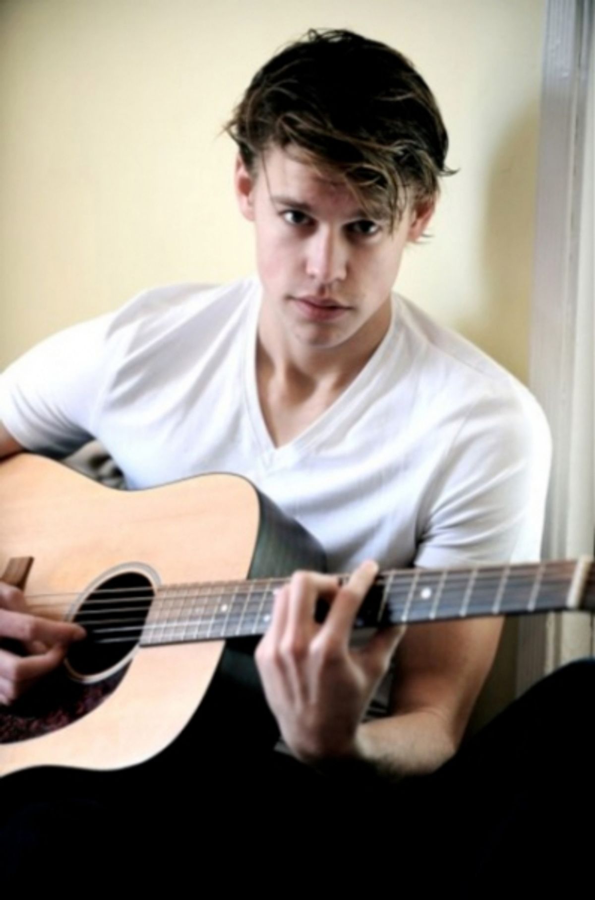 Sam (guest-star Chord Overstreet) joins the ranks at McKinley as a high school athlete who starts off as Finn's protege but becomes his competition at 